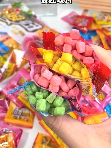 酸妞糖 小时候不知道吃了多少包这个酸妞糖,外面裹着一层酸粉-度小视