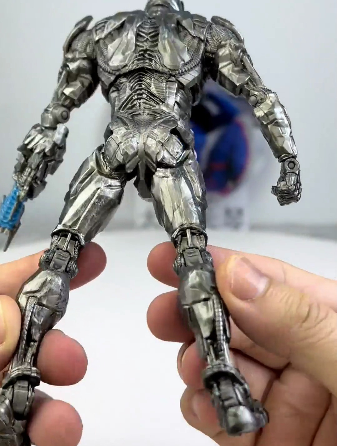 来掰支一百多的钢骨手办