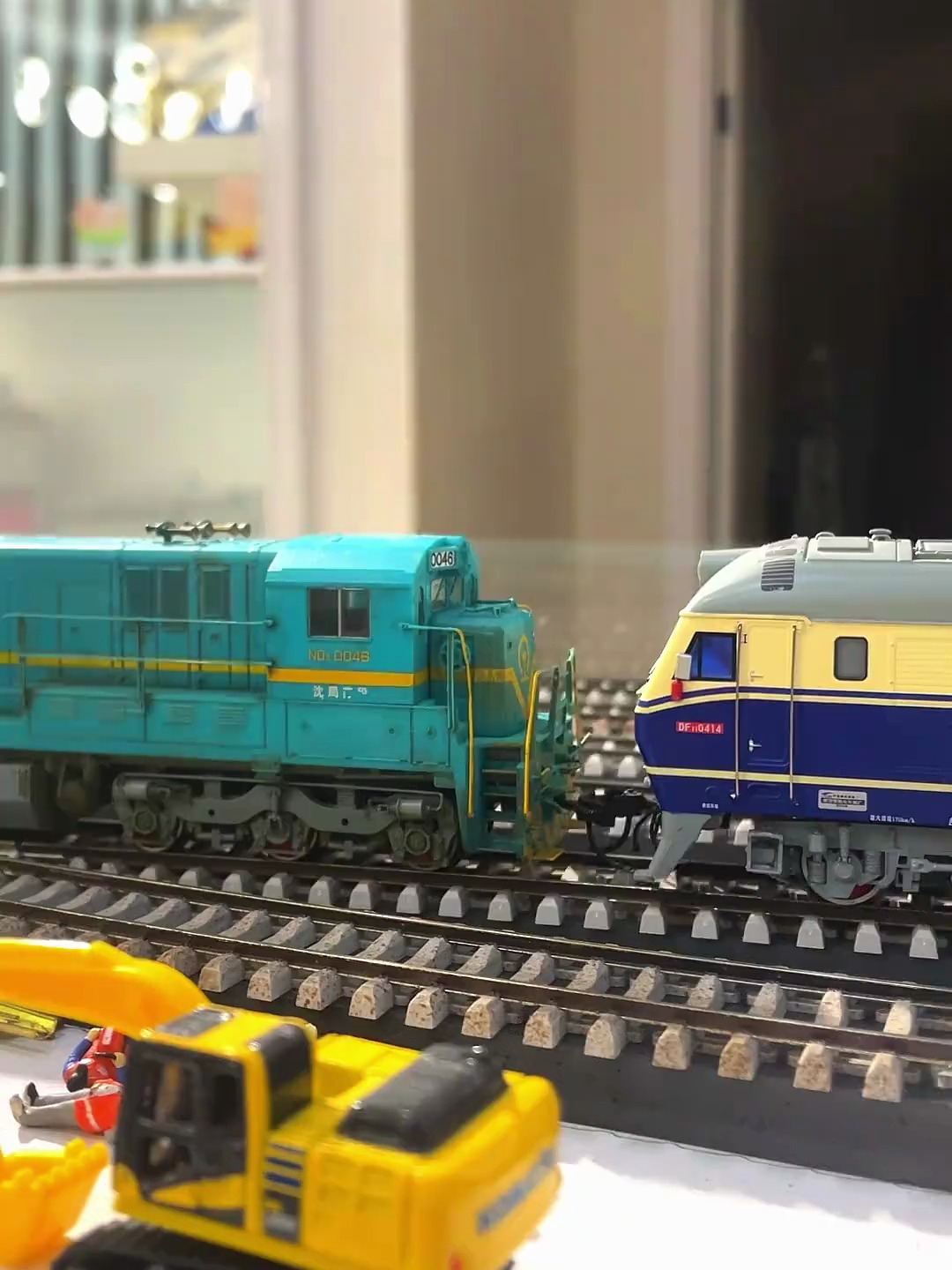 哈局哈段,和谐电3ca8200铁牛号回送内燃机车东风11,0414!-度小视