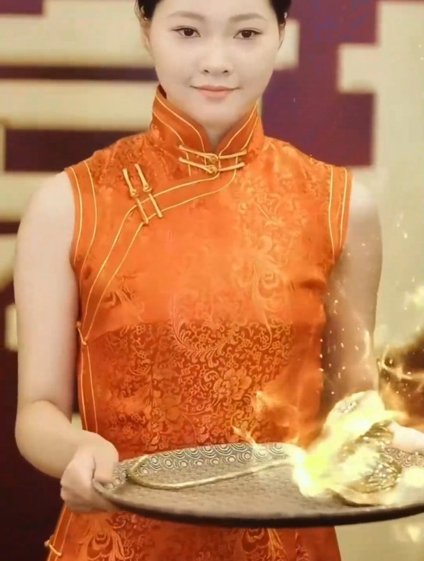 女人递来普通金丝甲,下一秒金光闪现,金丝甲瞬间升级为龙魂甲