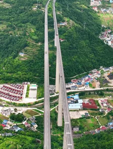 龙潭河特大桥,桥墩超过230米,妥妥的世界第一高墩