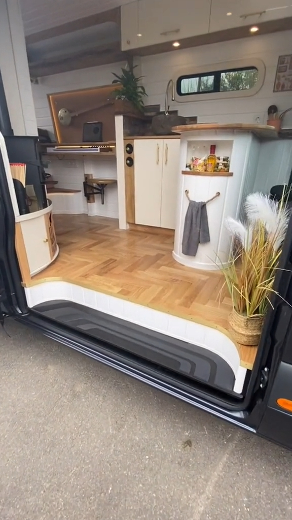 vanlife 房车改装 自改房车 房车生活 房车旅行