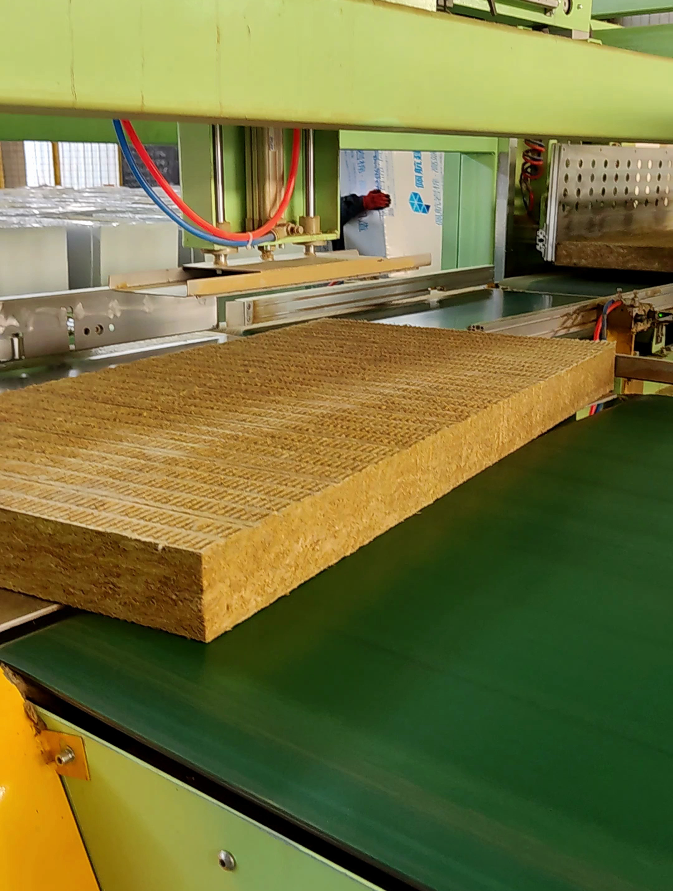 岩棉板生产进行中 岩棉专业生产厂家 品质保障全国发货