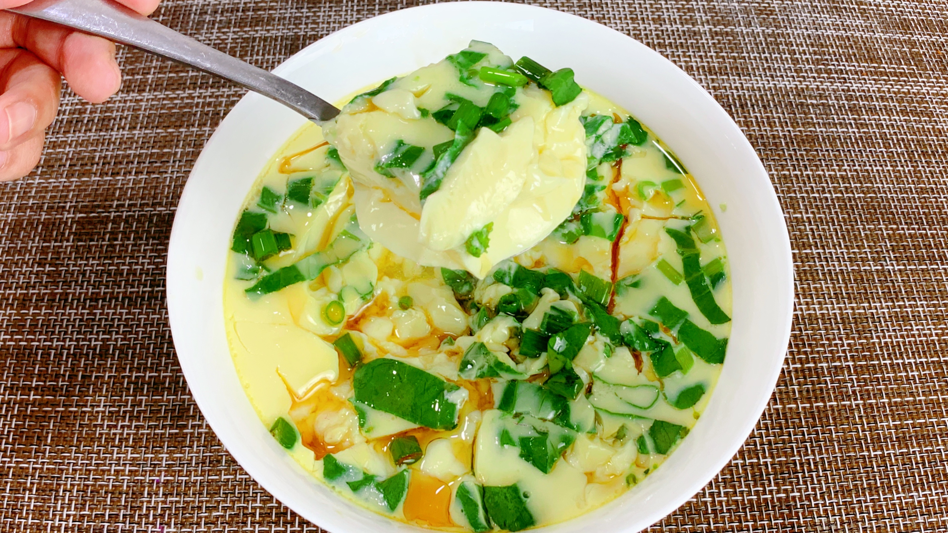 蔬菜蒸水蛋，营养丰富，鲜美嫩滑入口即化，孩子点名吃