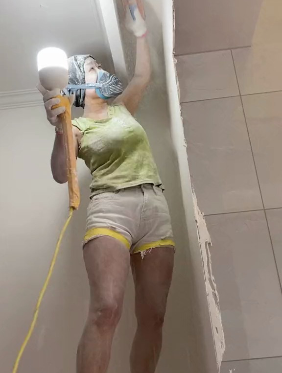 生活在工地上的女人,虽然表面坚强,但内心的脆弱只有自己能体会