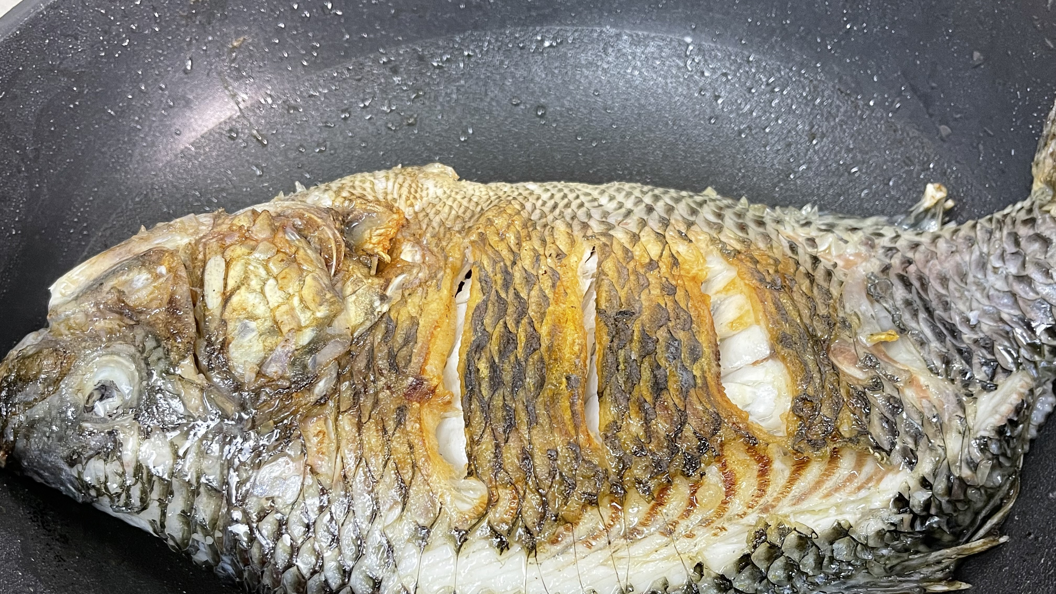 不管煎哪种鱼,牢记不要直接下锅煎,学我这样做,不粘锅不破皮