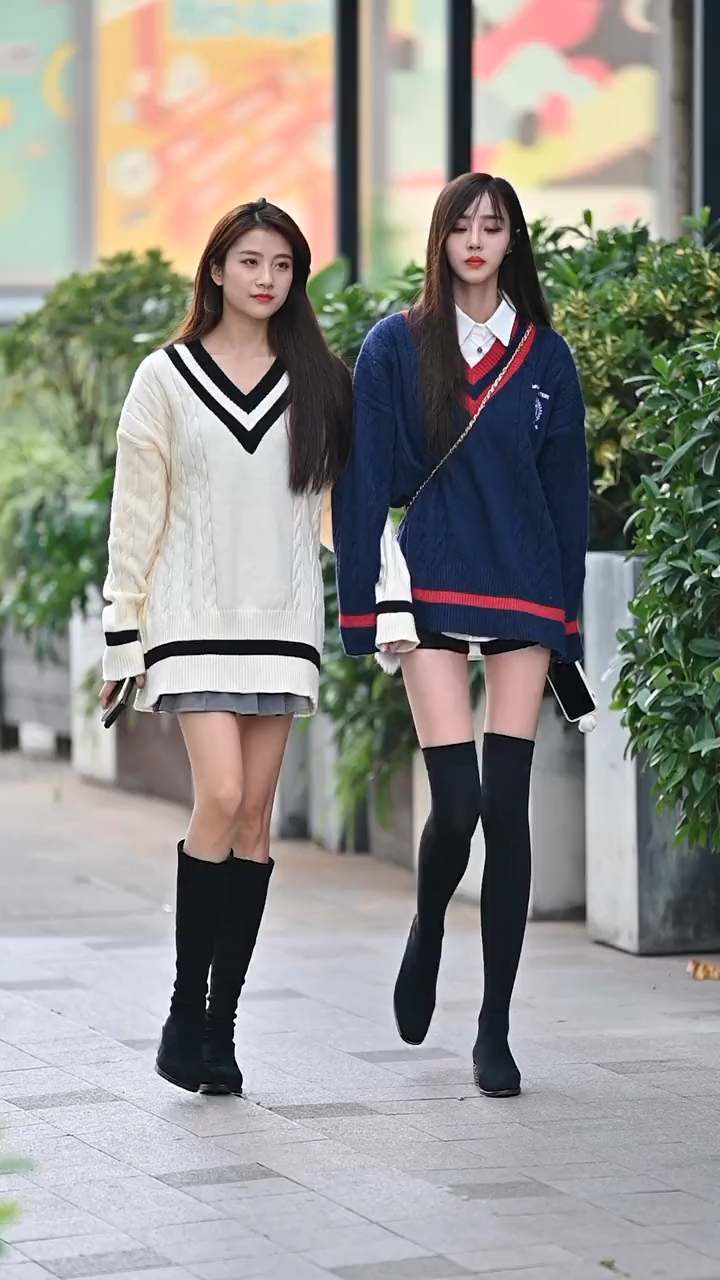 街拍前女友:遇见异国情侣街头秀恩爱,这样的男朋友你喜欢吗