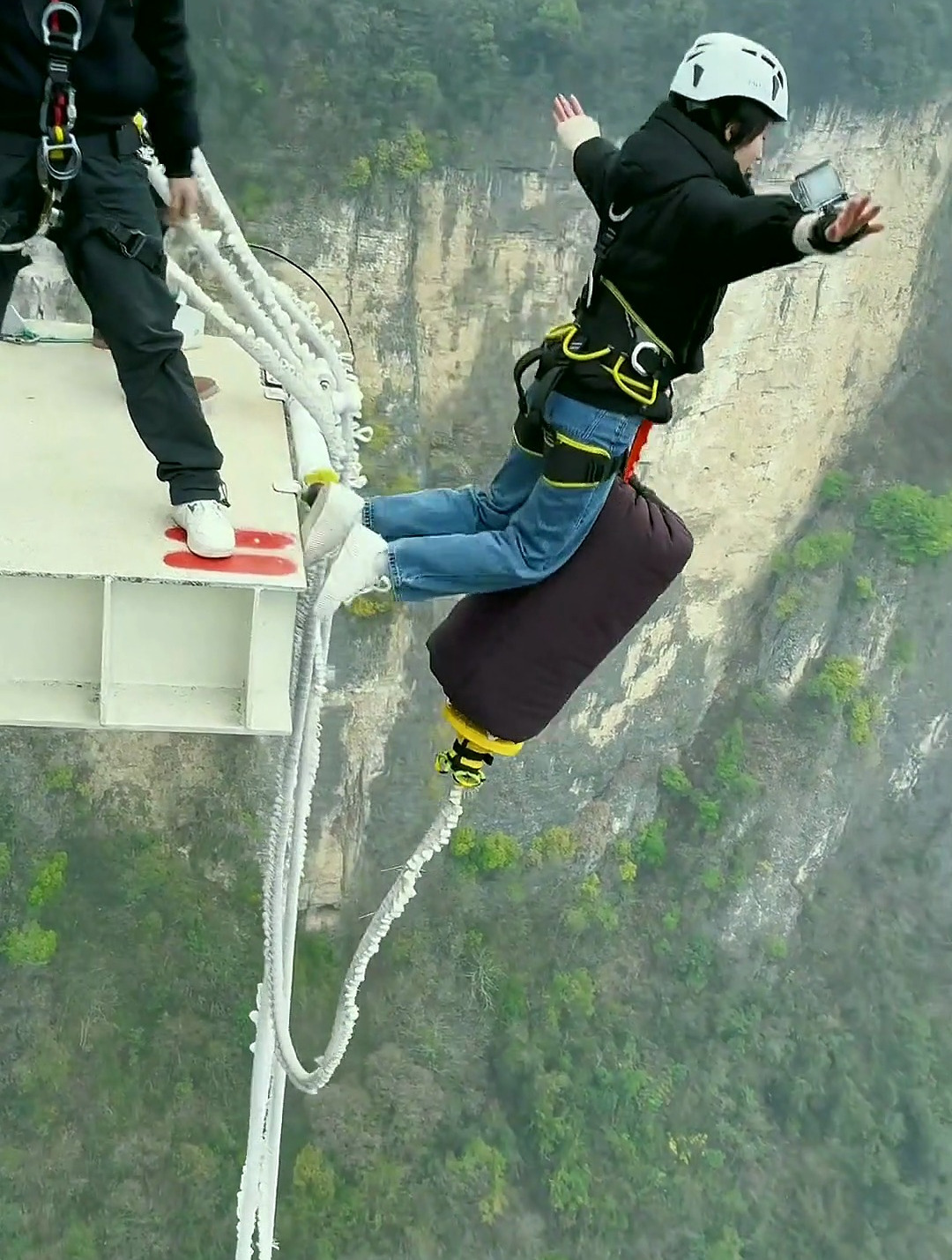 张家界大峡谷玻璃桥蹦极,跳下去的那一刻,我都替她捏把汗-度小视