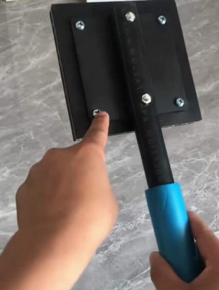 敲打瓷砖又有了新工具这拍打板可比橡胶锤高效多了