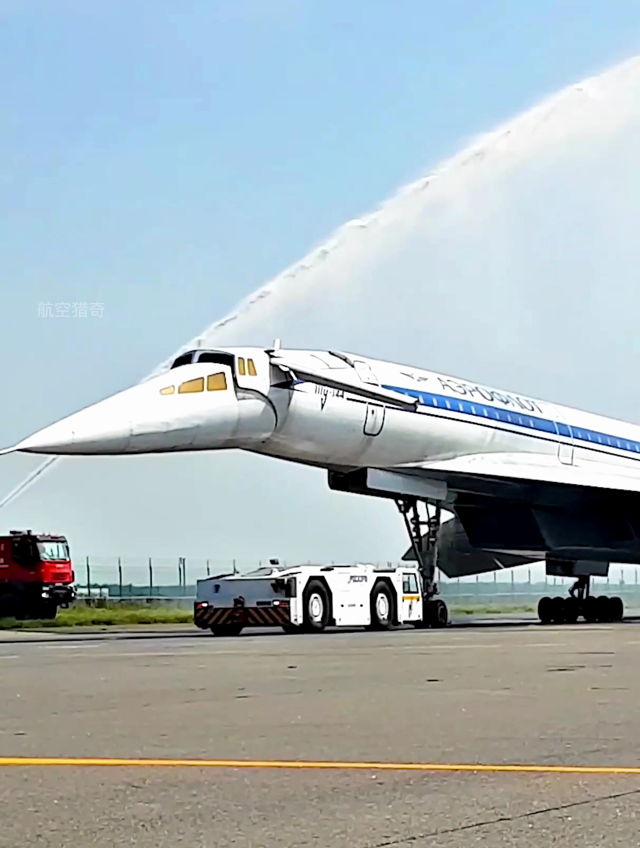 世界上第一架超音速飞机前苏联 tu-144,可惜昙花一现壮志难酬-度小视