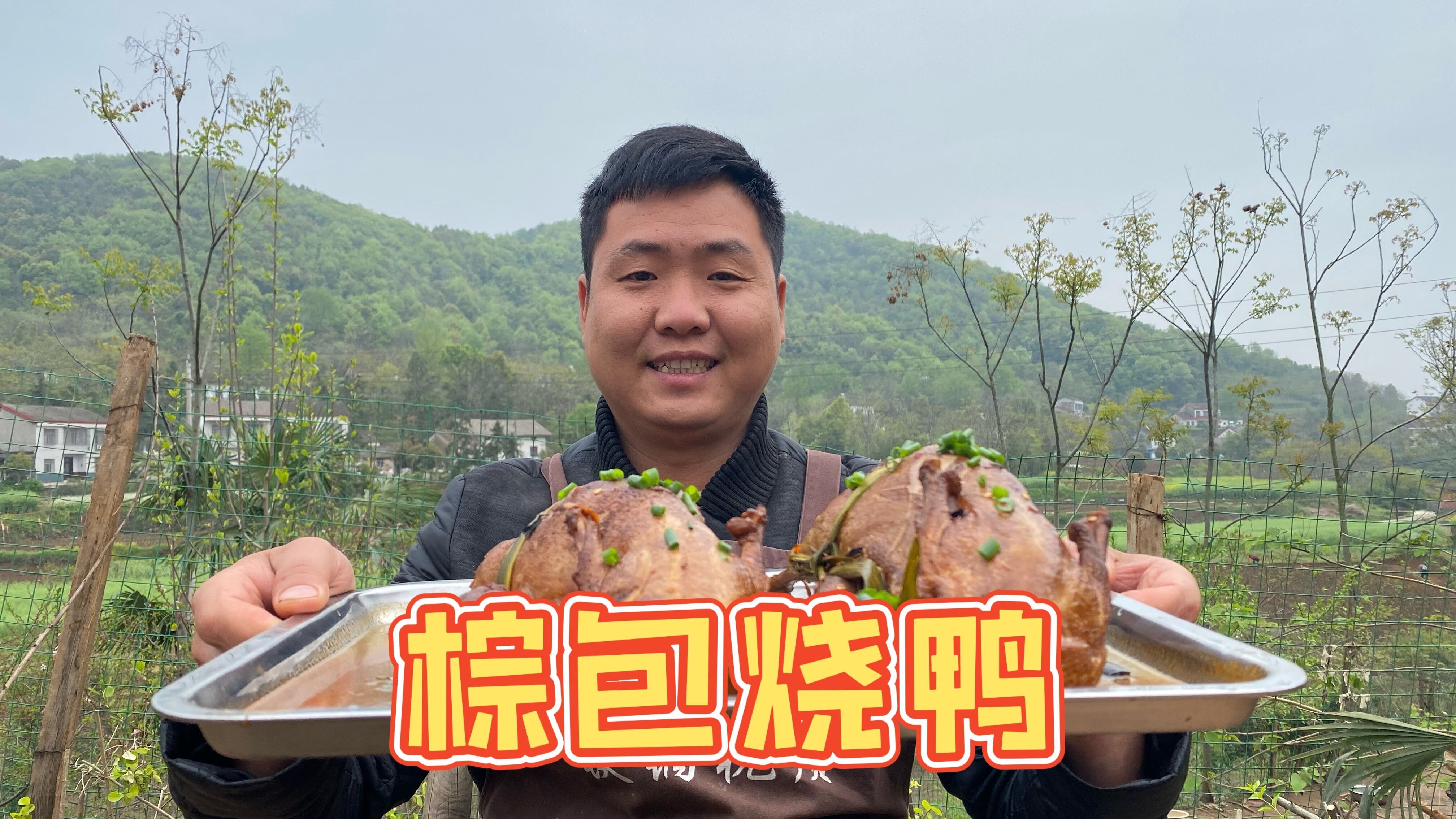 把棕包塞进鸭肚，炒麻辣味调料煮40分钟，鲜香开胃吃爽了