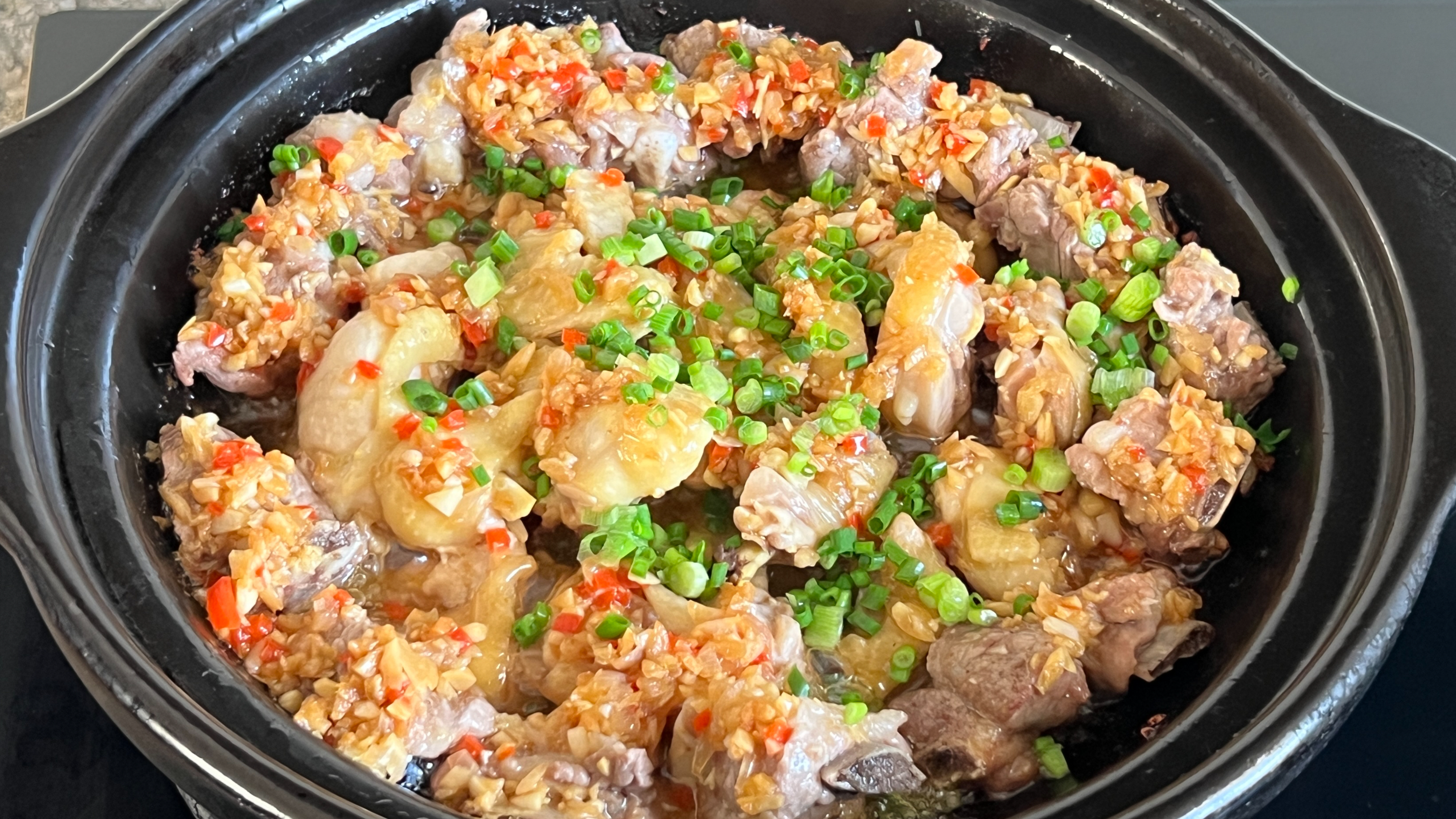 两条排骨半只鸡，做道家人最爱吃的蒜香排骨鸡煲，鲜嫩多汁又下饭