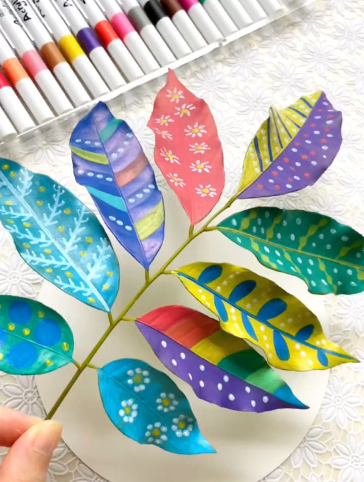 在树叶上画画,开发大脑,丰富想象-度小视