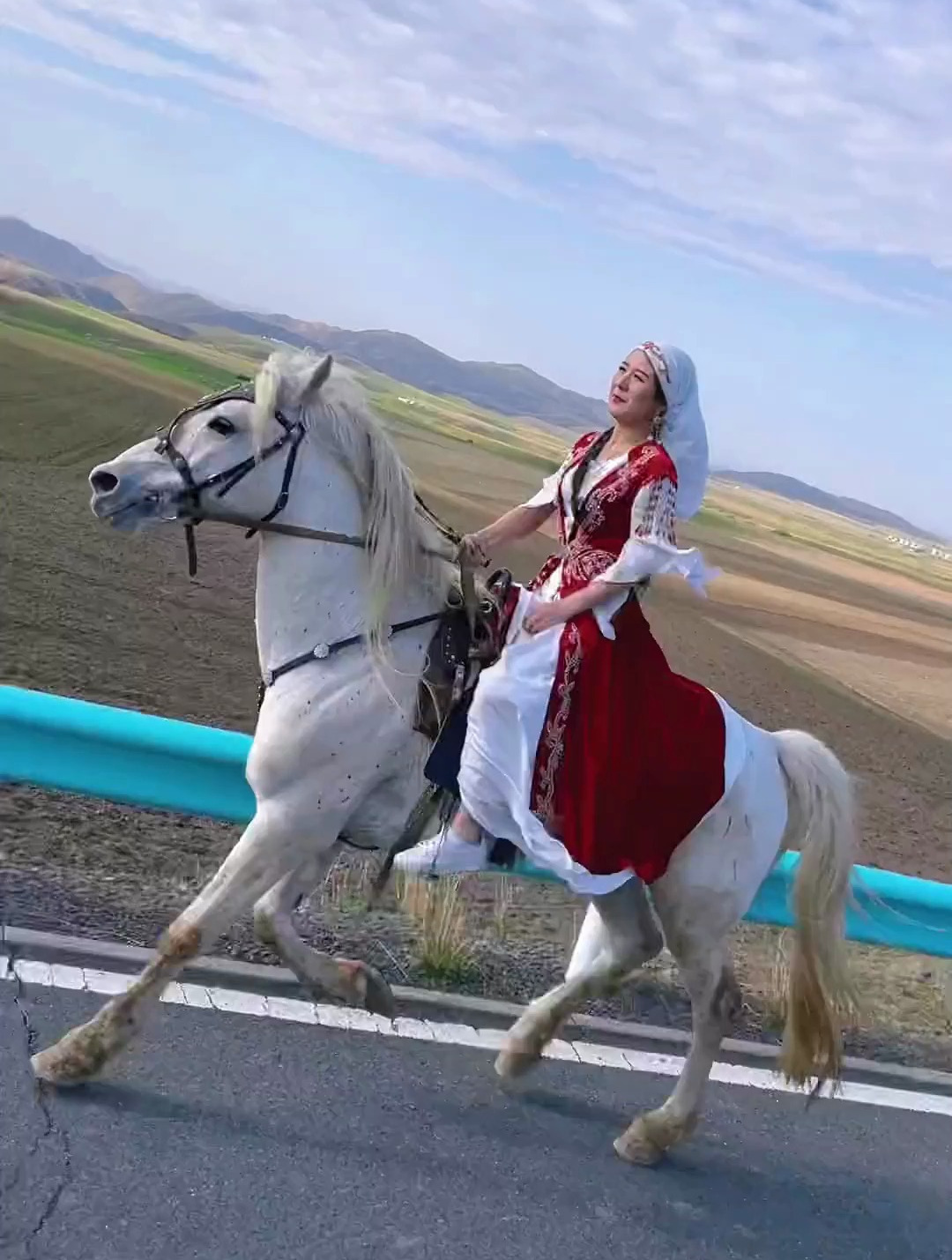 万人说新疆 柯尔克孜族姑娘 骑马 马背上的民族