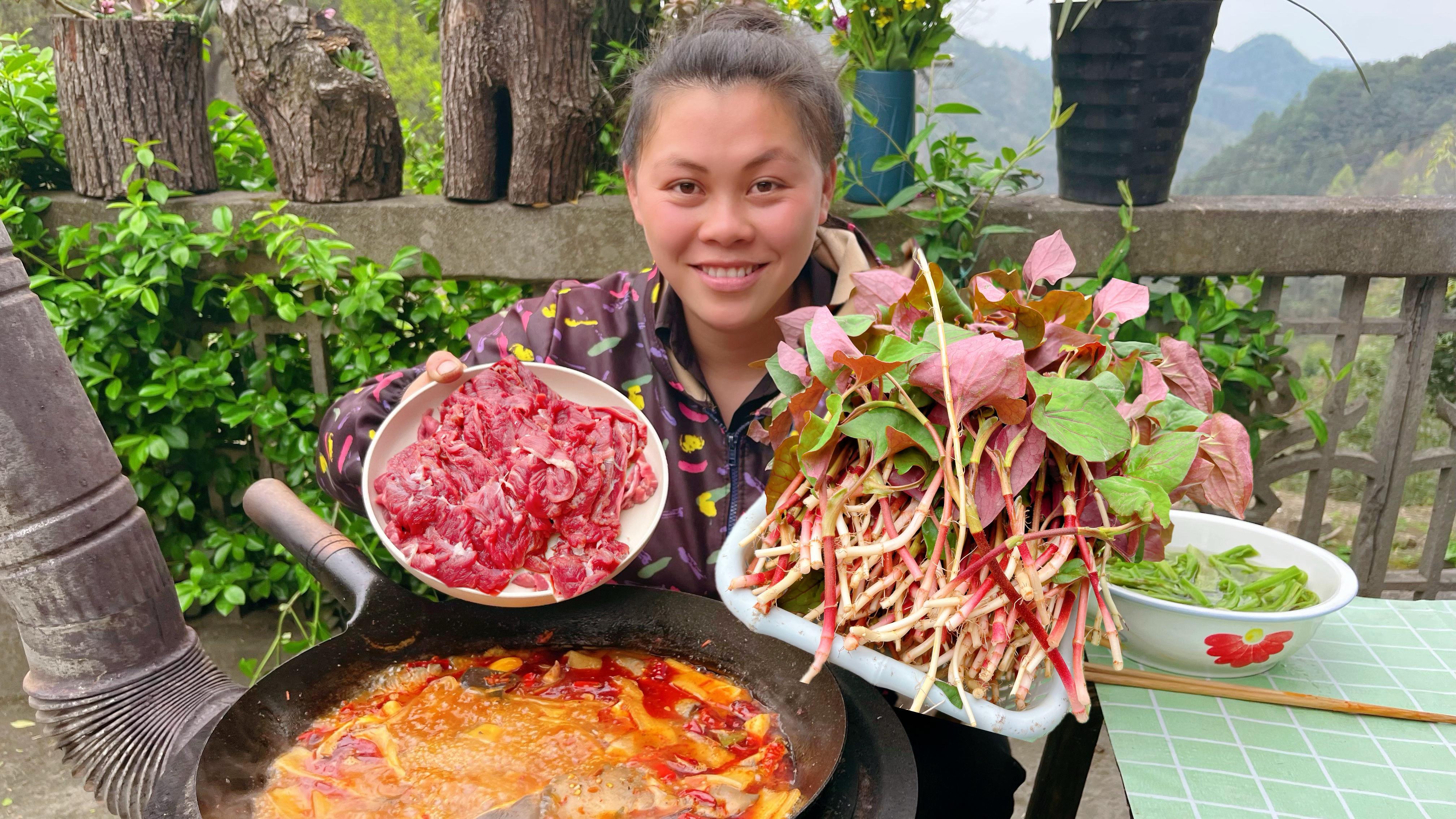 今天去挖了很多折耳根,配上爆辣牛肉火锅也太好吃了