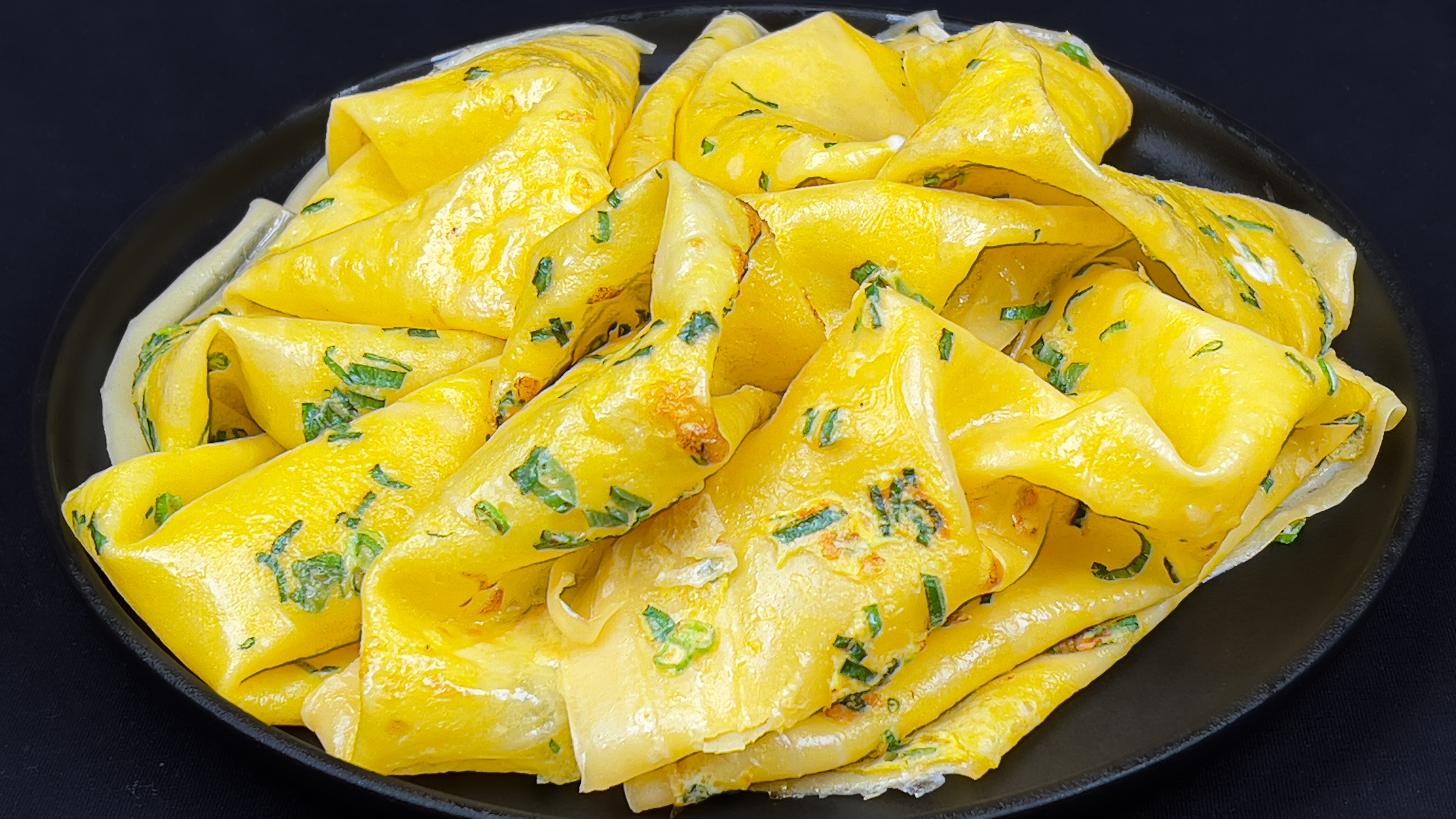 早餐葱香鸡蛋饼,手不沾面也不用发面,简单好吃,连菜钱都省了