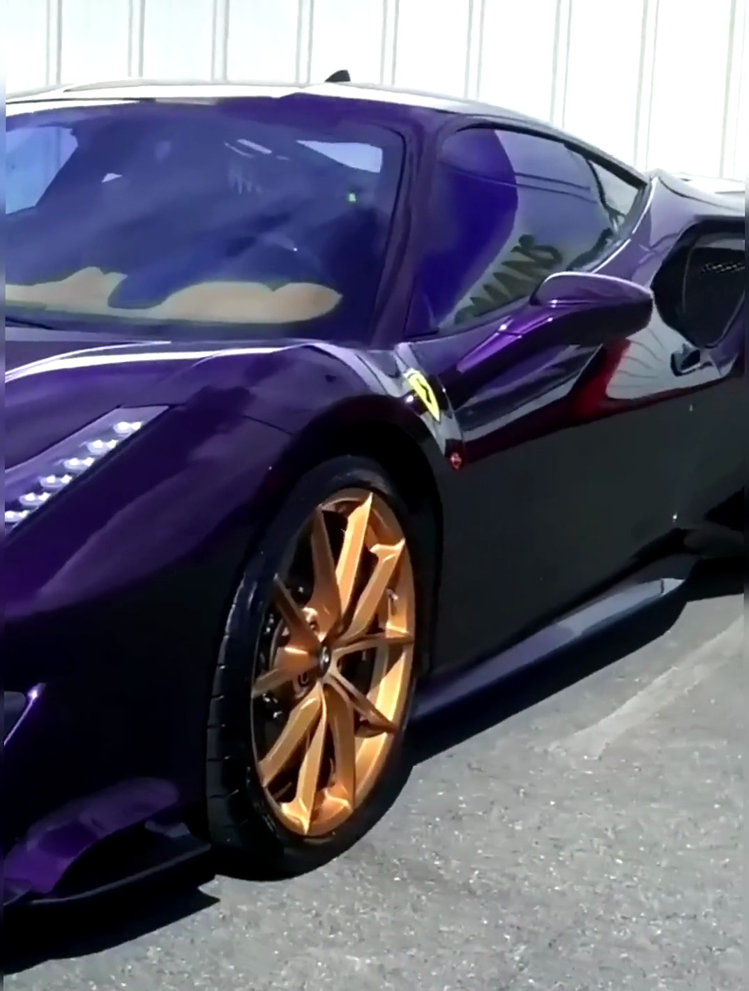 阳光下的法拉利488的魅力,这颜色不错吧 法拉利-度小视