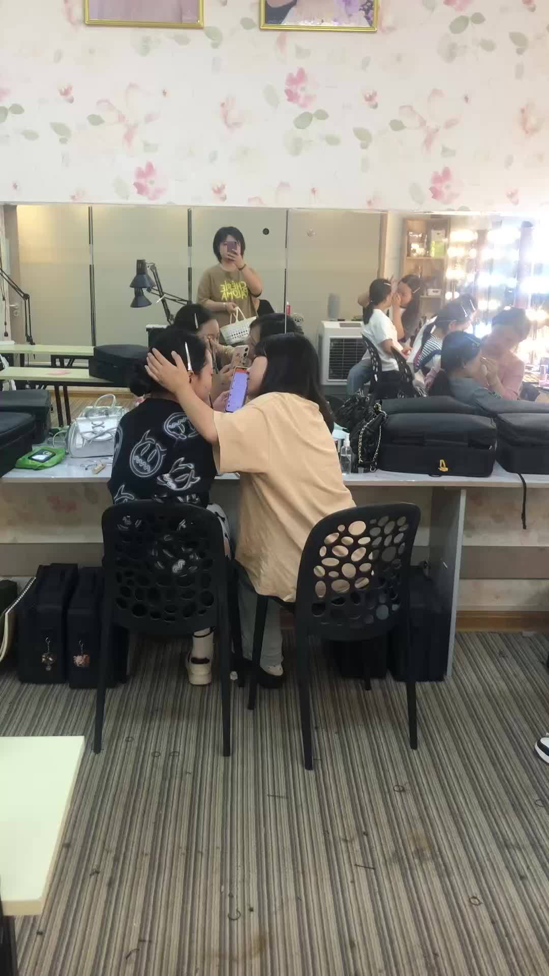 大连专业的化妆美甲学校