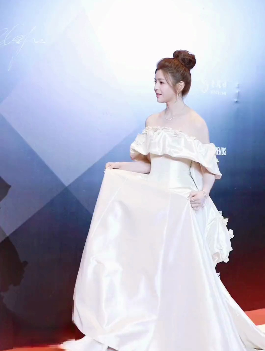 陈妍希最新活动状态,真的好美啊,柔情似水白的发光