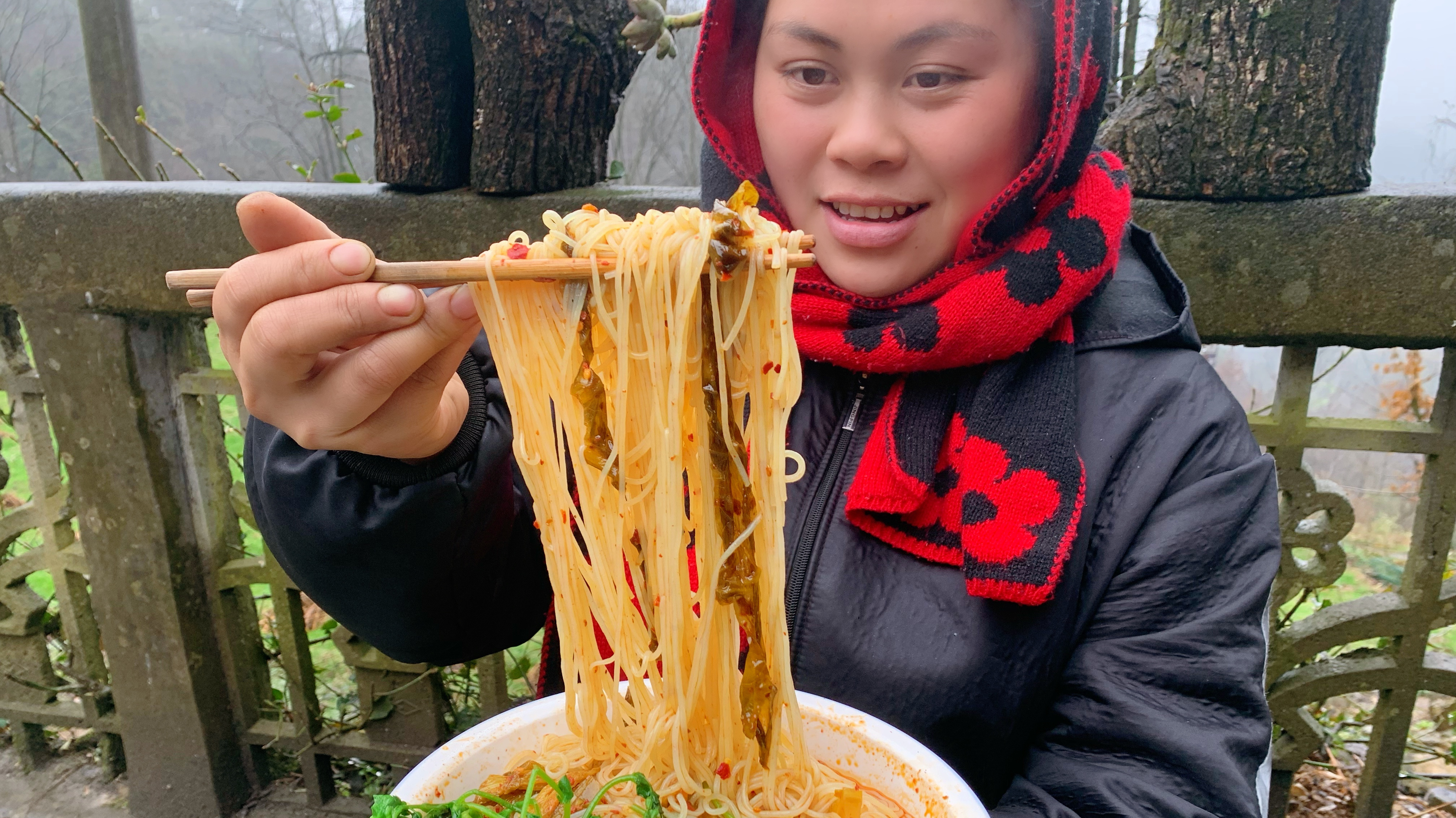 今天扯了一筐野菜,加堆辣椒做个爆辣酸菜粉,这姑娘真的是爱吃辣