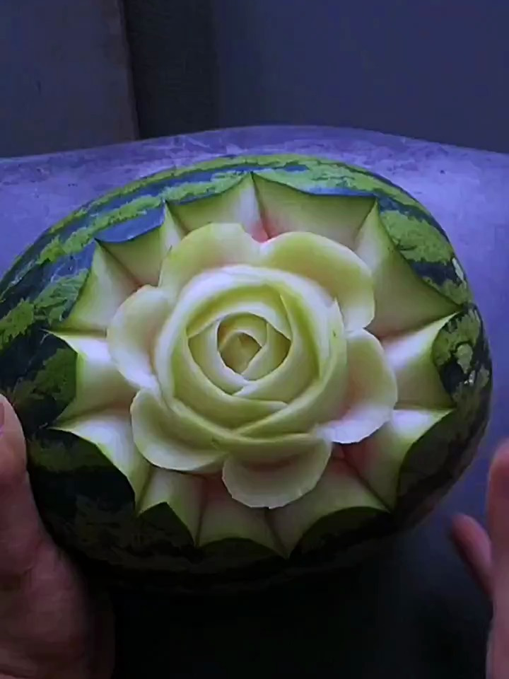 西瓜上雕刻花 你见过吗?反正我是第一次见,惊呆了-度小视