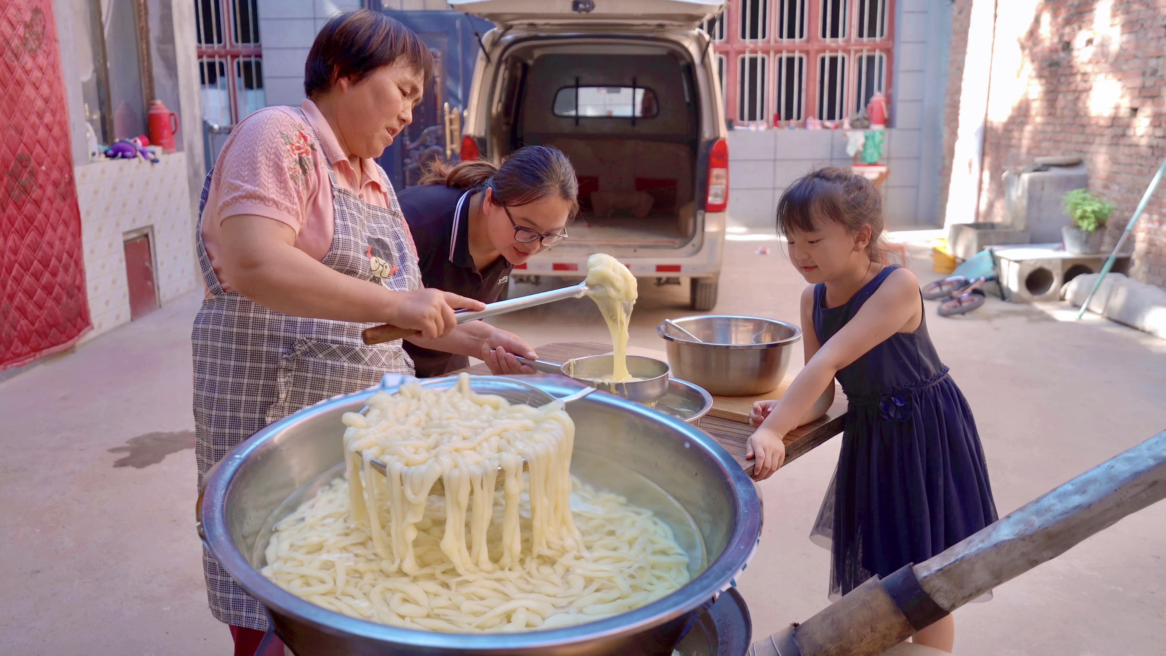 陕西特色美食-搅团鱼鱼，浇上酸辣汤，香得流口水！