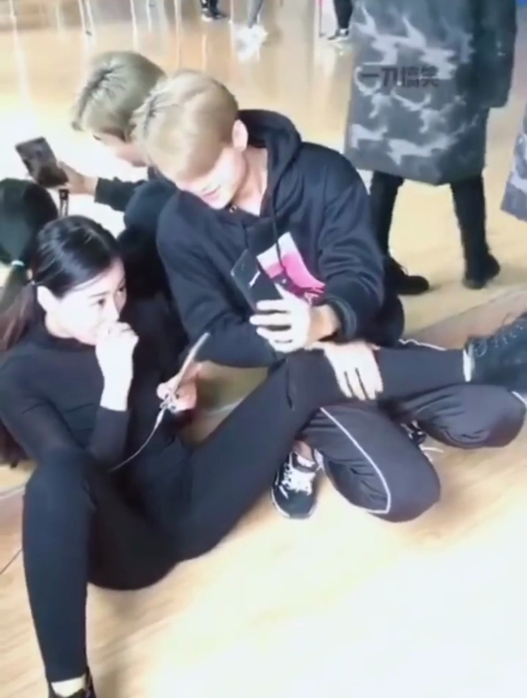 辛苦你了媳妇,我给你捏捏腿