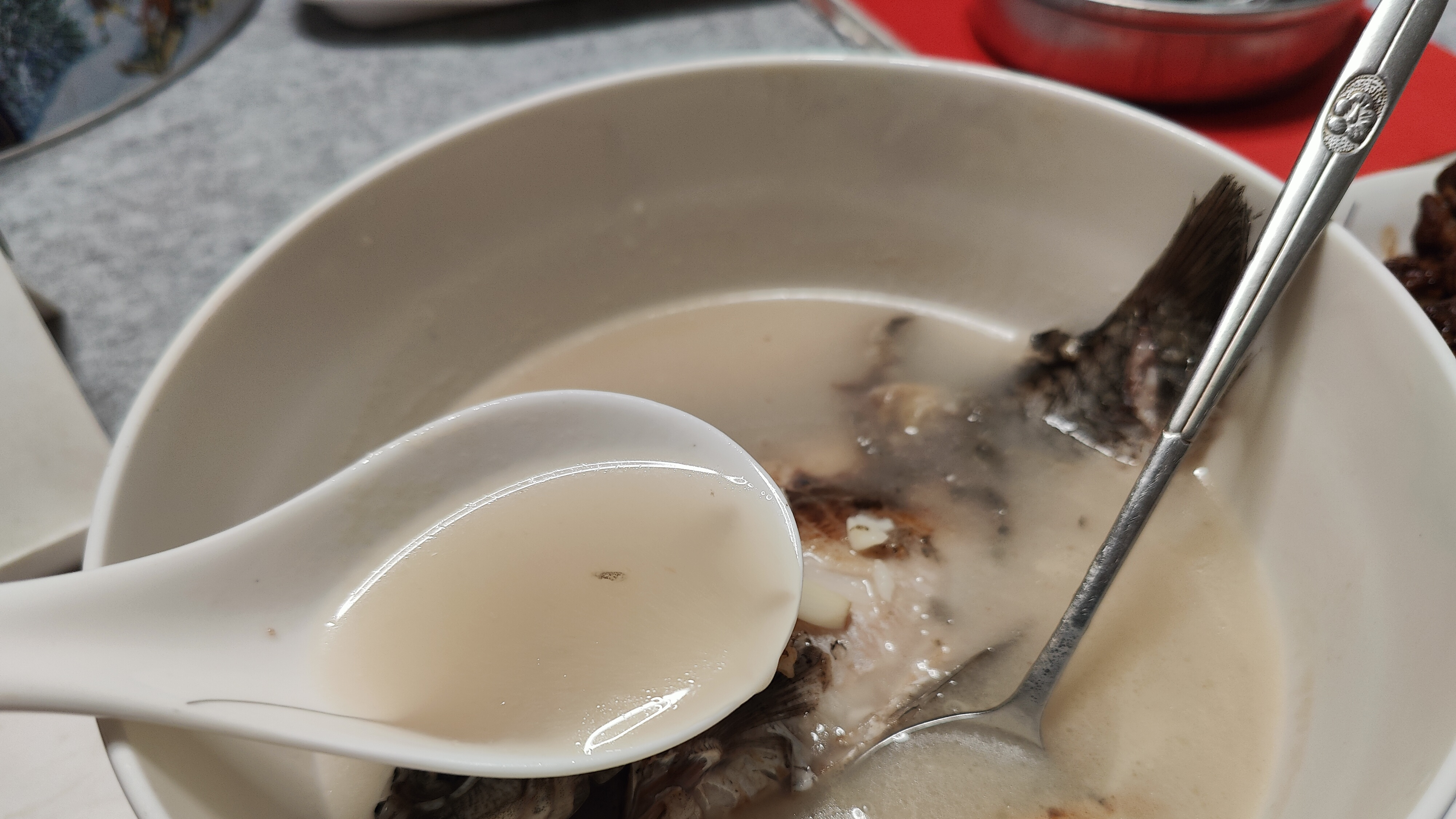 鲫鱼汤不放奶,照样做出奶白色,一招就可以做到