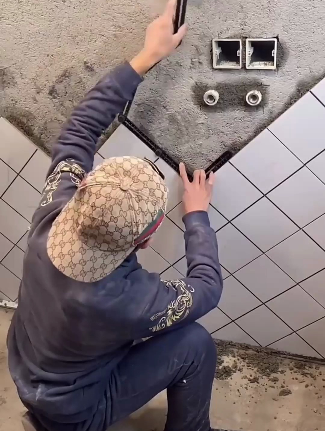 瓦工瓷砖开槽,砖缝分毫不差,能工巧匠