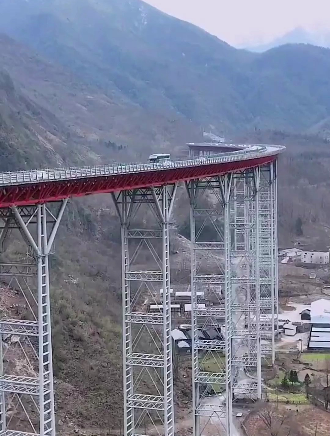 干海子特大桥,像一条巨龙盘旋在大山深处-度小视