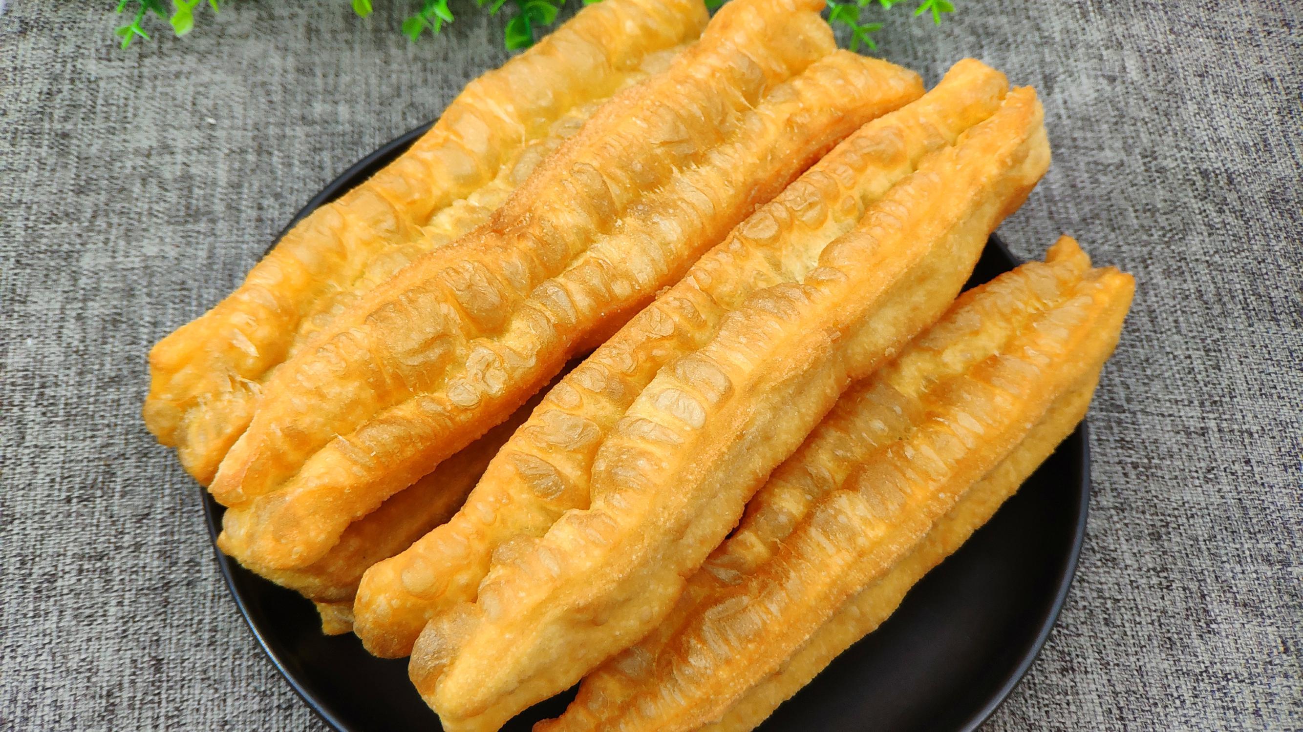 炸油条,适合家庭的制作配方,手法简单也不复杂,炸出来蓬松酥脆