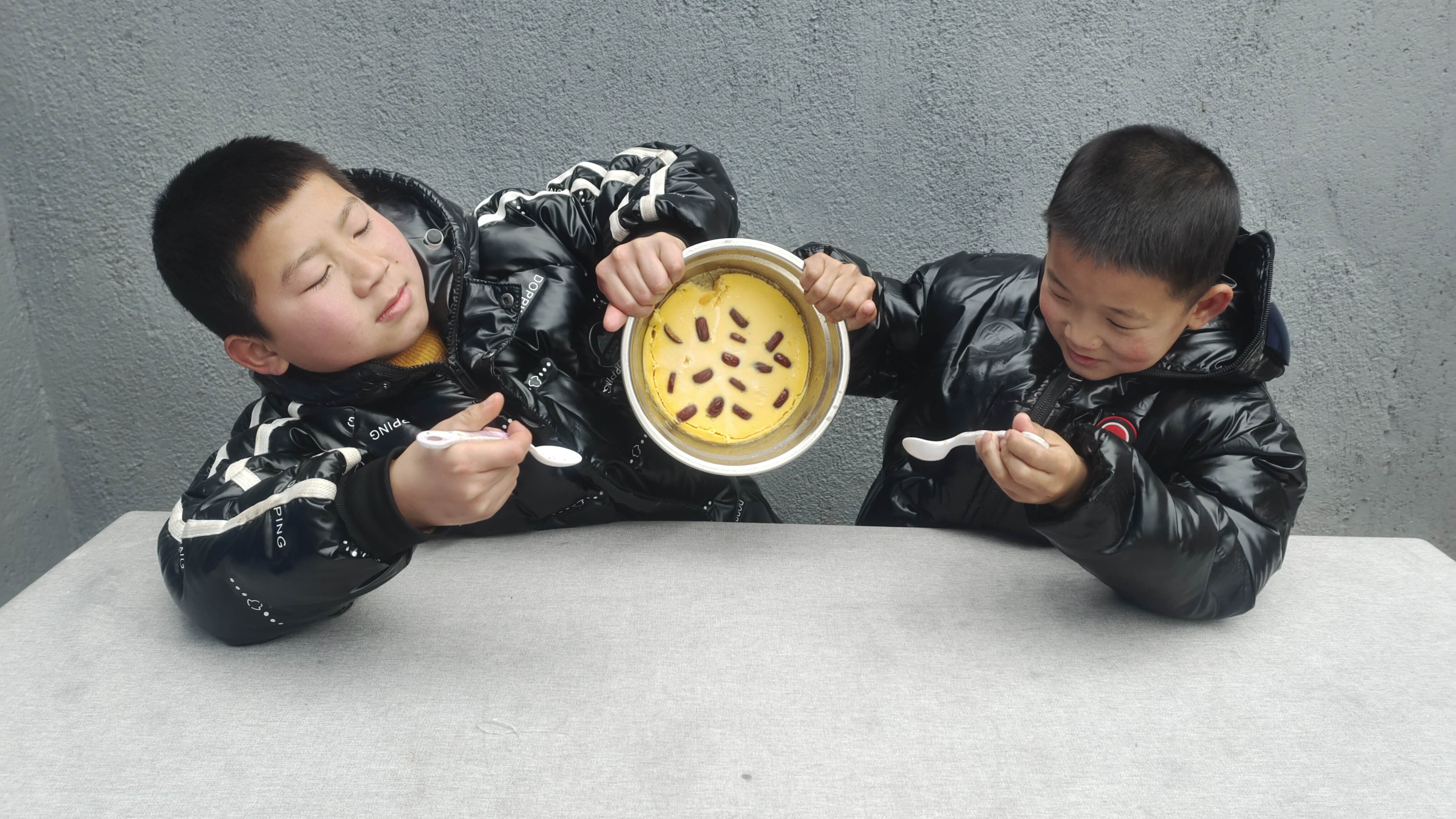 学做网上很火的酸奶蛋糕,不用打发不用面粉,没想到还挺好吃