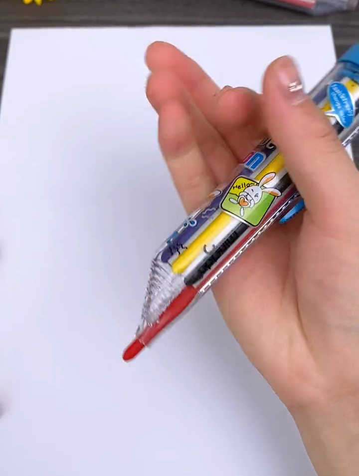 8色按动式蜡笔,性价比超高,画画什么的拿一支笔足够啦多色蜡笔