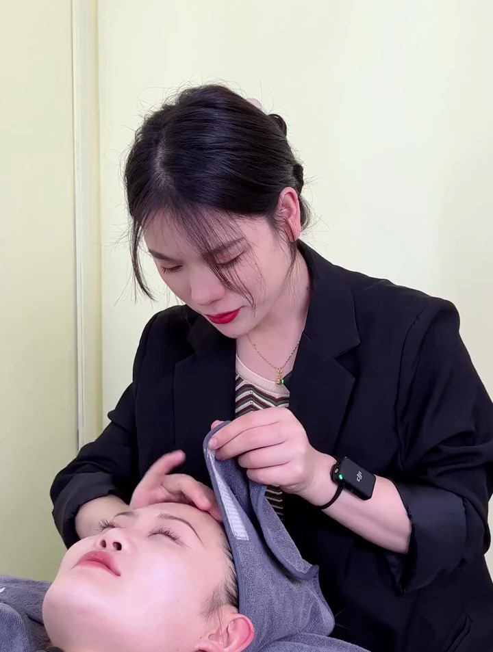 今天带大家看我们店里的美女 挑战一百个美女修面进度:2/100