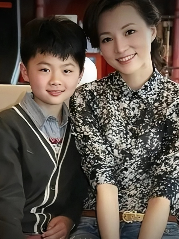 赵忠祥遮羞布揭开!董卿含泪公开孩子生父,苦等八年终于藏不住了