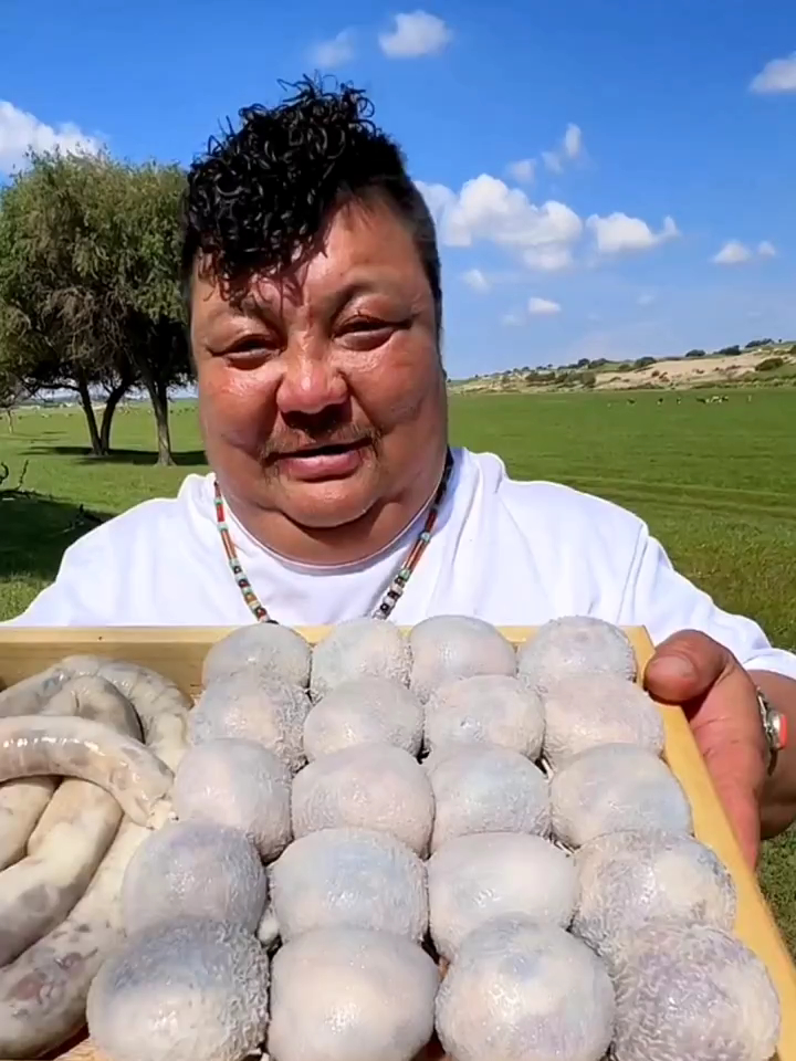 这就是恩克吃肚包肉的秘诀,蘸上韭花酱,那就是大草原的味道!-度小视