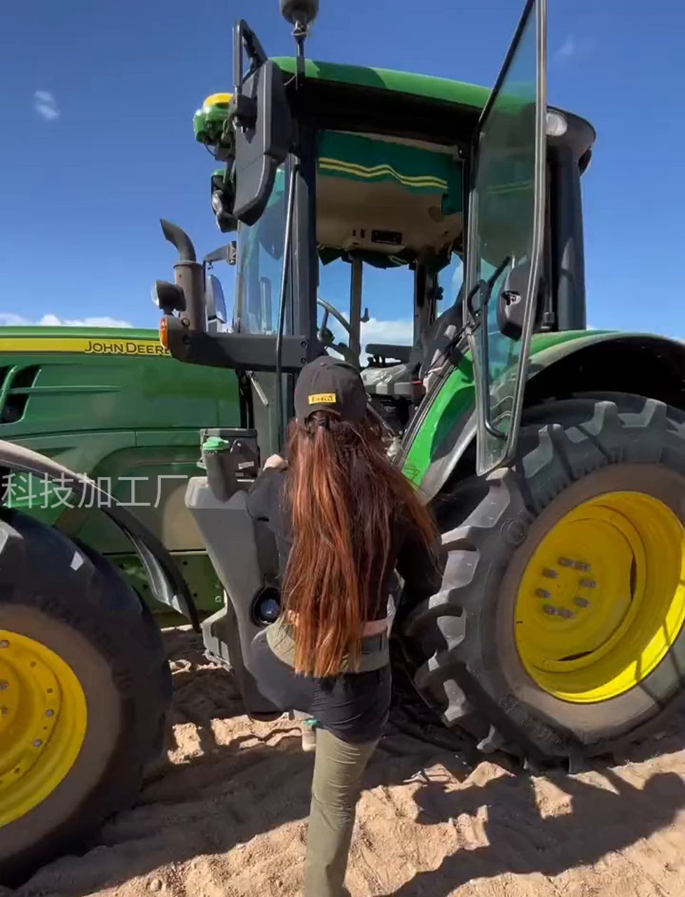 瞧瞧!外国美女驾驶拖拉机的日常