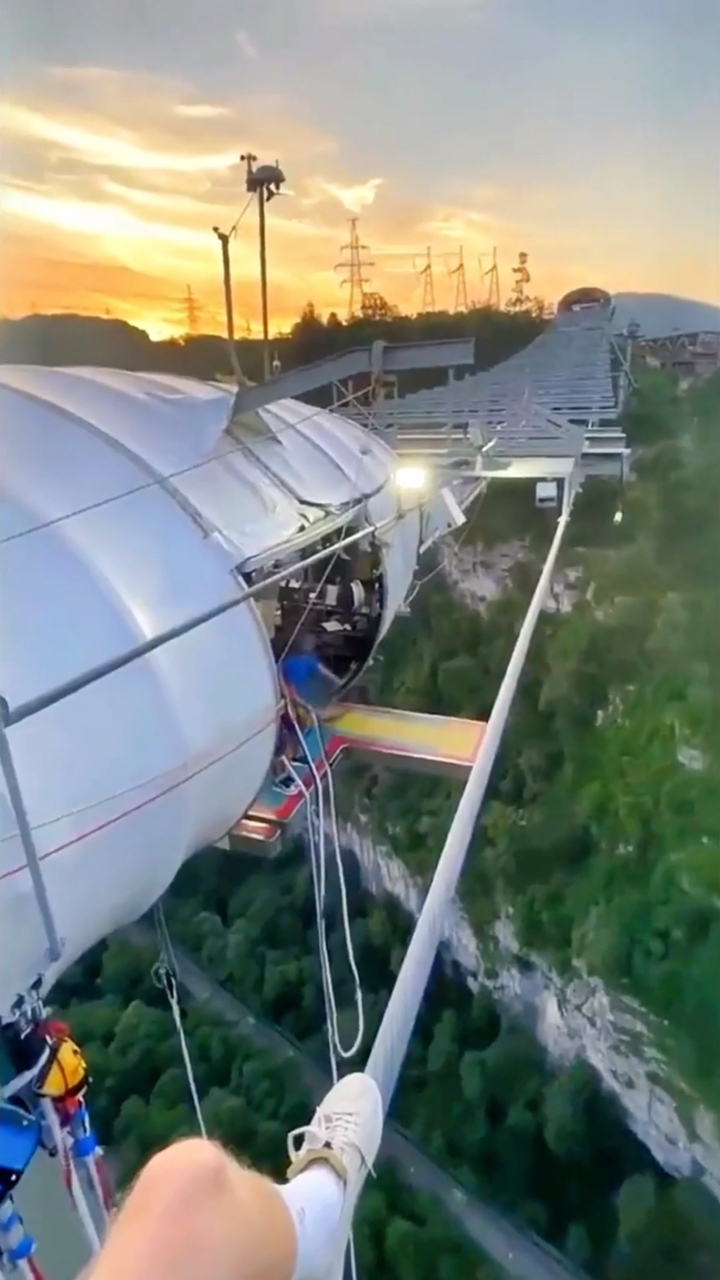 蹦极第一视角,敢尝试的都是勇者,跳下去的那一刻真潇洒