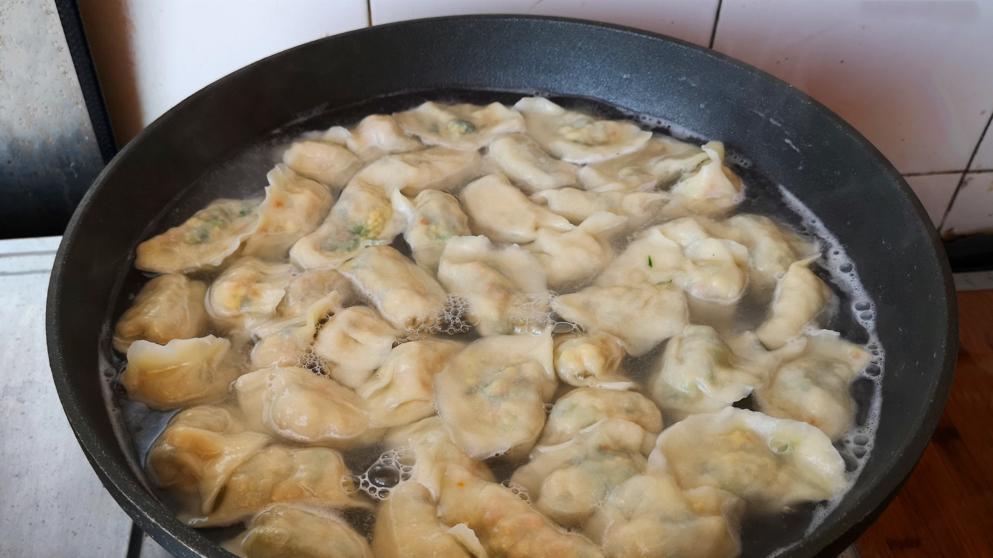 夏天多吃这素馅水饺,教你调馅方法,皮薄馅大,出锅一口一个真香