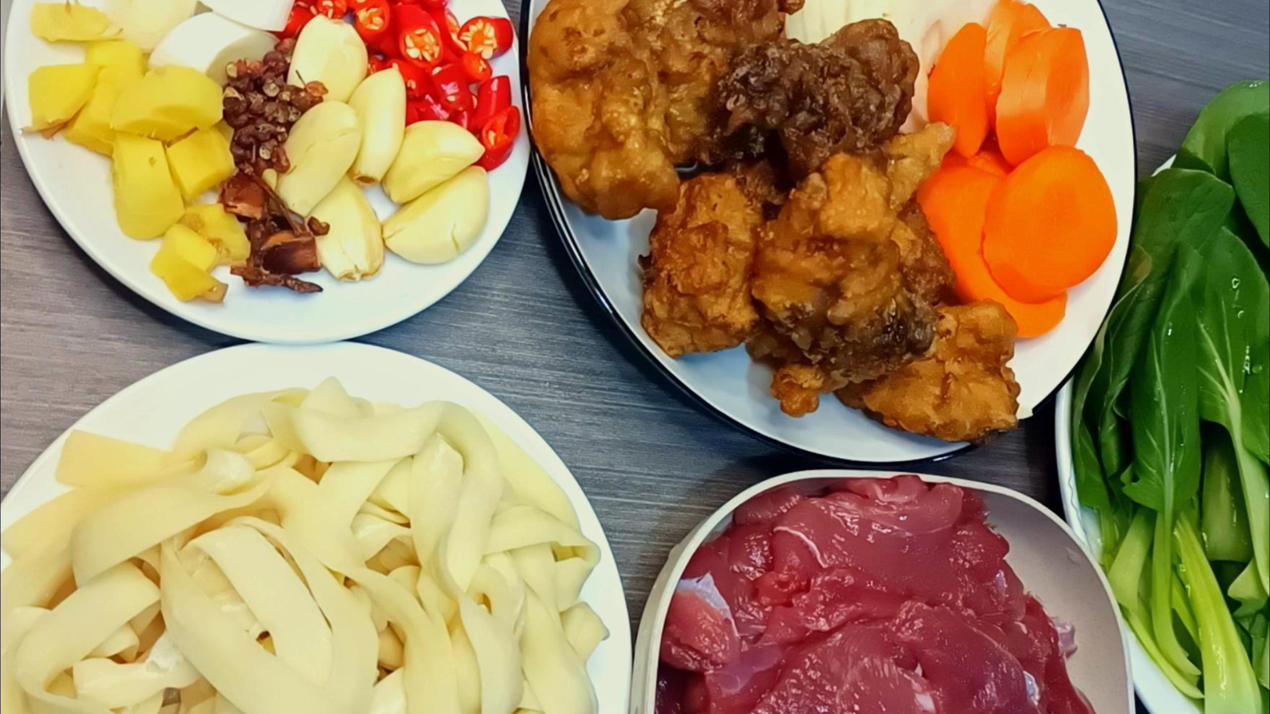 寒冷的冬天,就来一锅热气腾腾的砂锅羊肉面