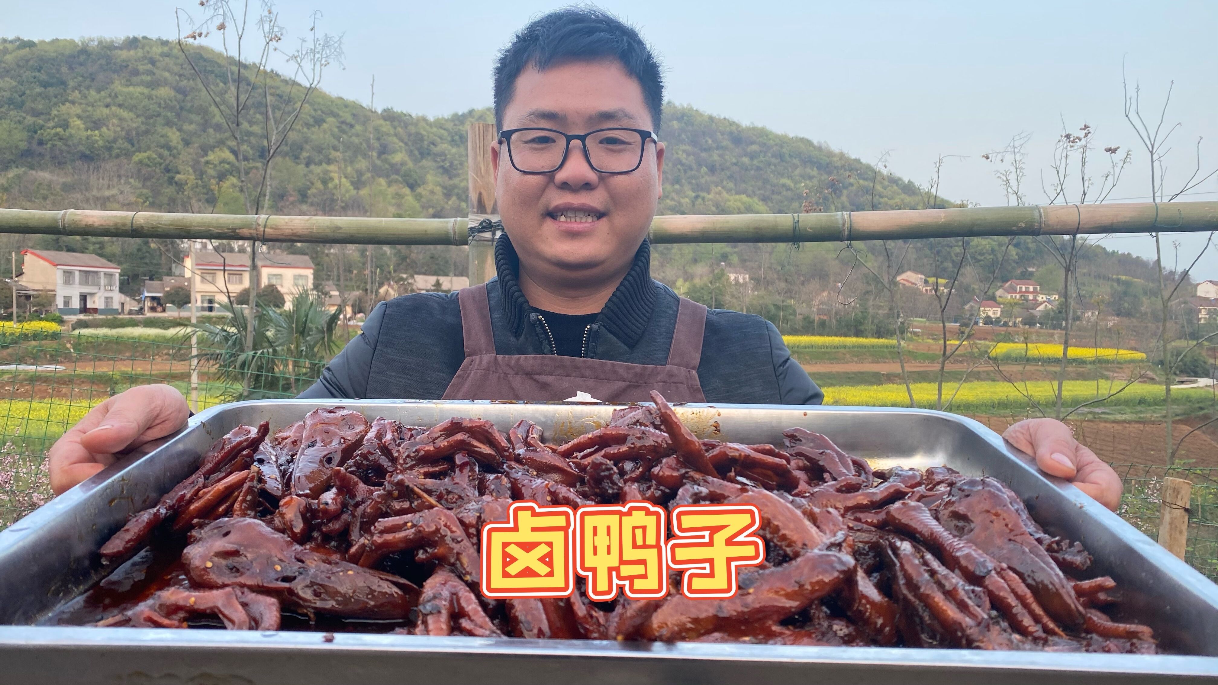 大哥想吃卤黑鸭，老弟忙活两天卤了一锅，麻辣爽口下酒真爽