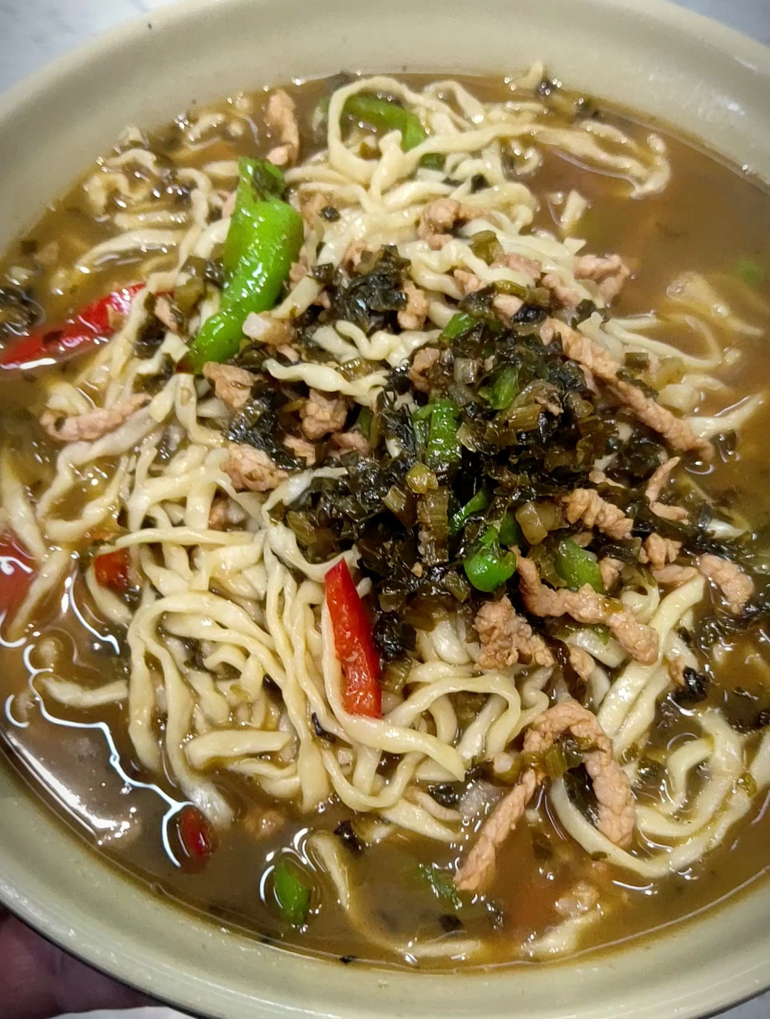 雪菜肉丝面,品尝锅盖面的时候,首先是闻其香气,随后品尝面汤-度小视