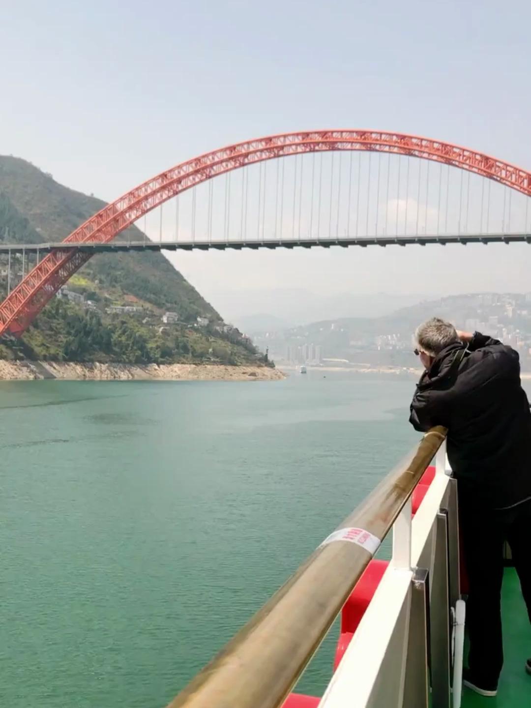 巫山长江大桥属中承式钢管拱桥它被称为渝东门户桥
