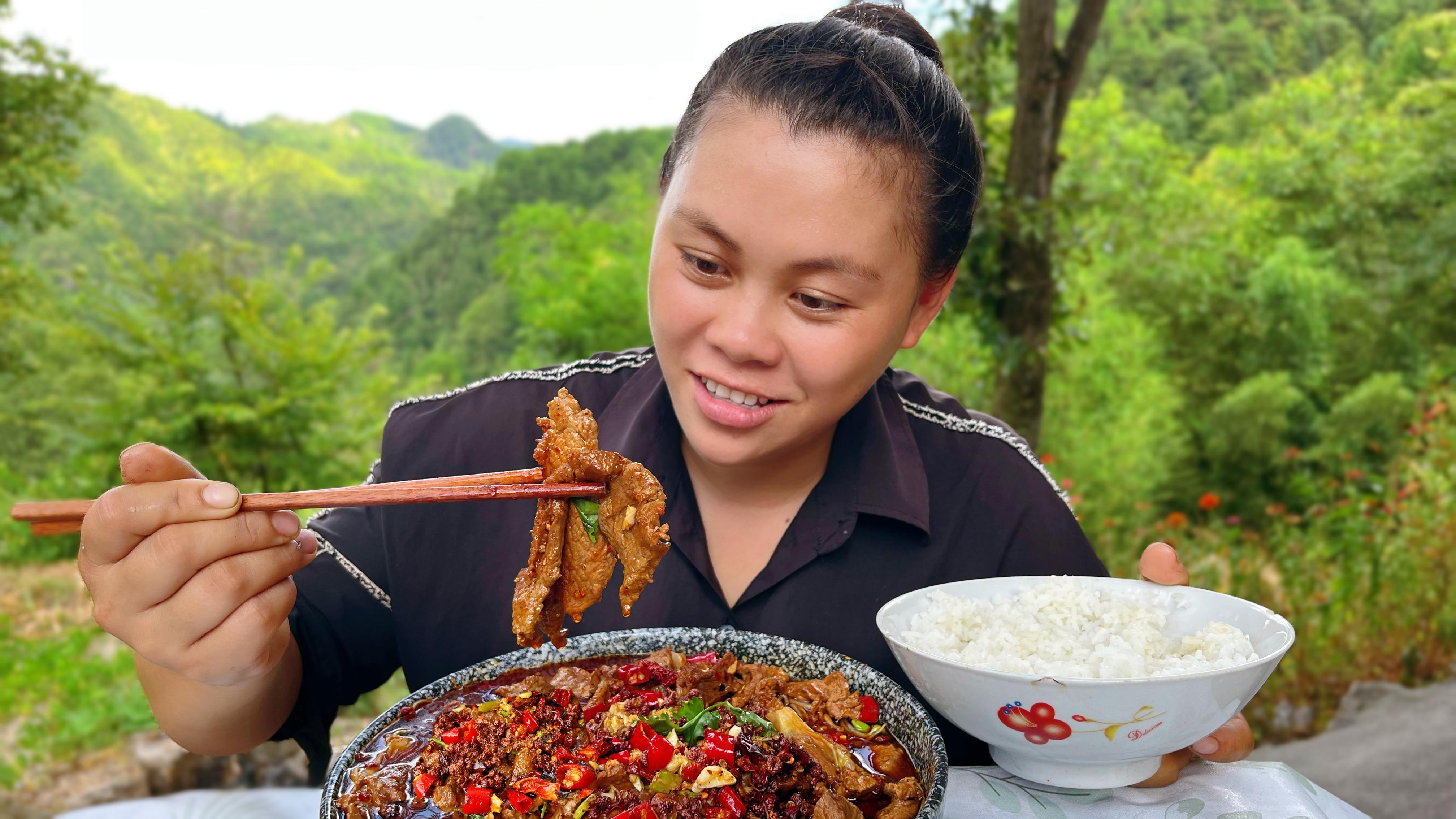 今天买了些瘦肉,做个爆辣水煮肉片,加把花椒又麻又辣太下饭