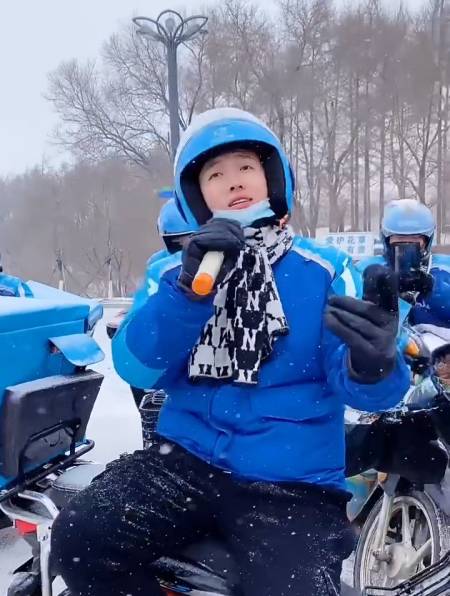 外卖小哥唱歌《伤心的雪花》演唱:大心-度小视
