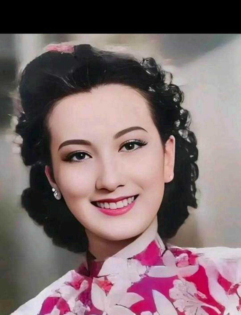 一张修复过的民国时期女星,周璇的照片,展现出她妩媚的魅力