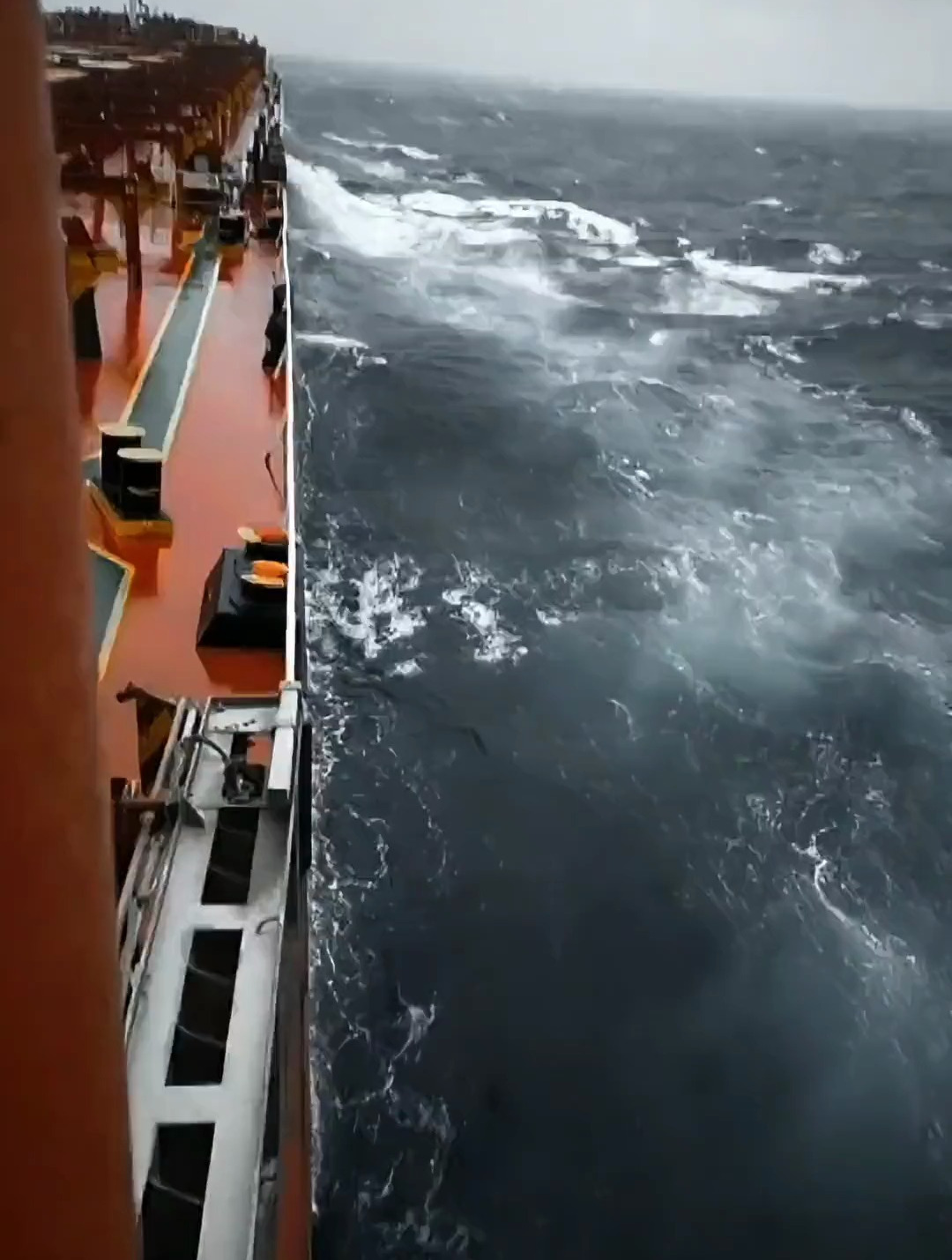 地球最深海沟马里亚纳海沟,水深10340米,万吨货船如同一片树叶