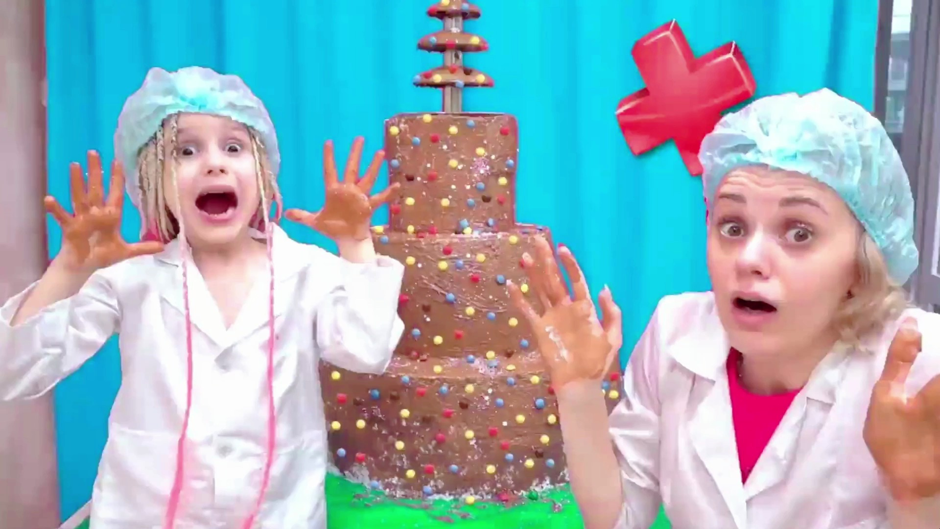 小女孩和妈妈用神奇的工具,竟然制作出一个巨型的三层巧克力蛋糕