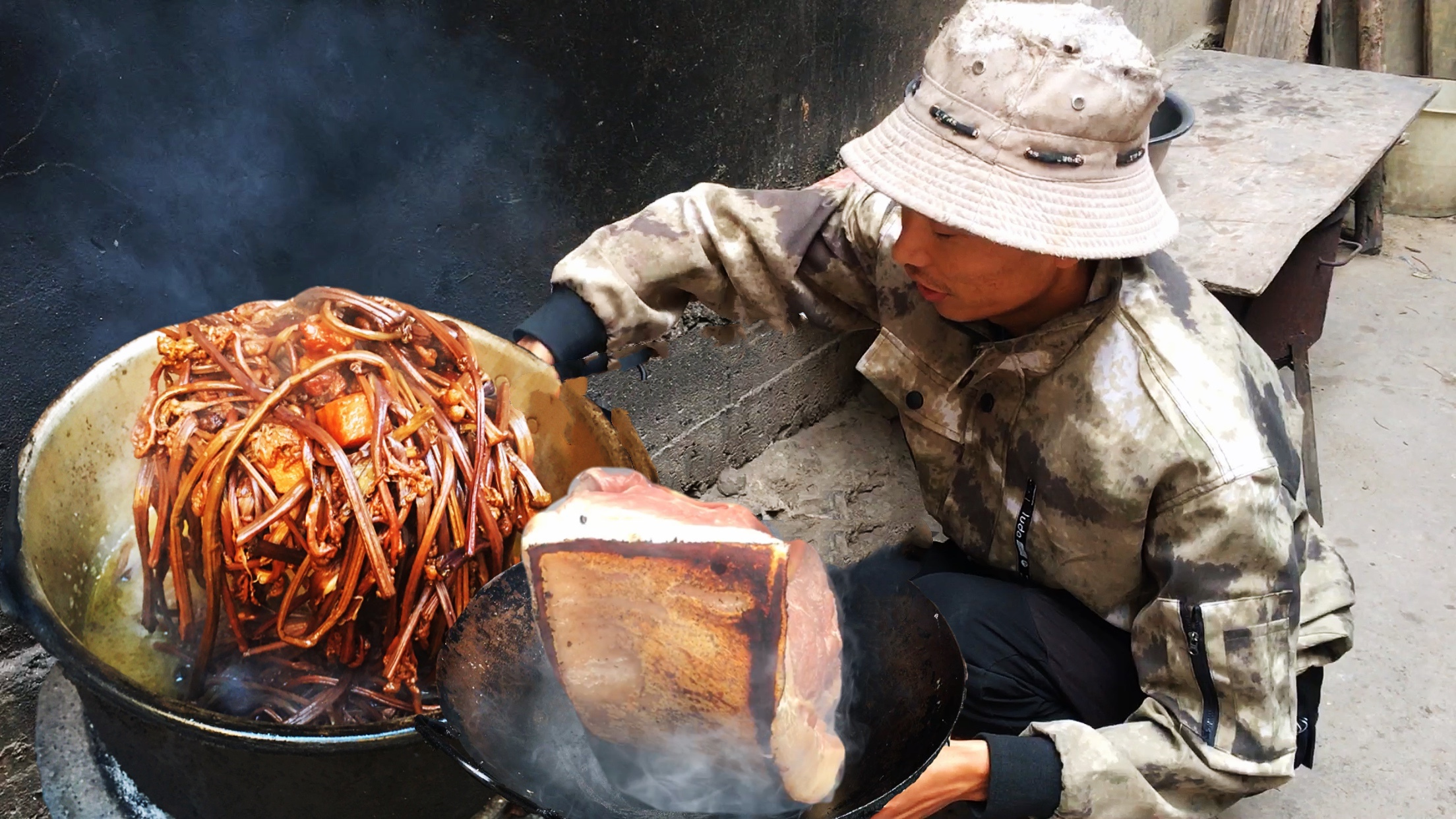 云南大山里下雨了,小两口搞些干蕨菜炖肉吃,软软糯糯真过瘾