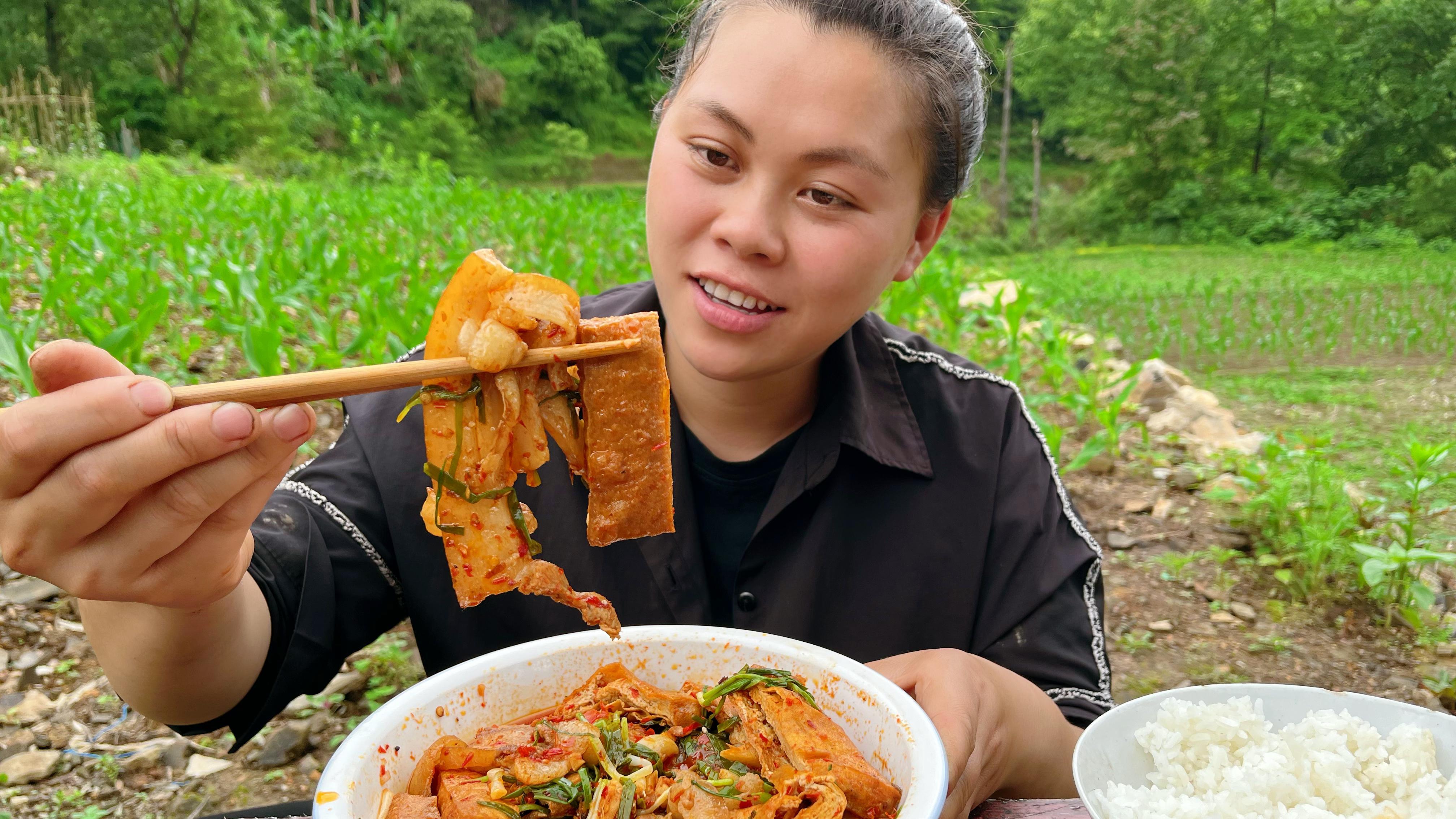 一块肥猪肉一盘豆腐,加堆糟辣椒和葱,酸辣下饭干活饿了吃一大碗